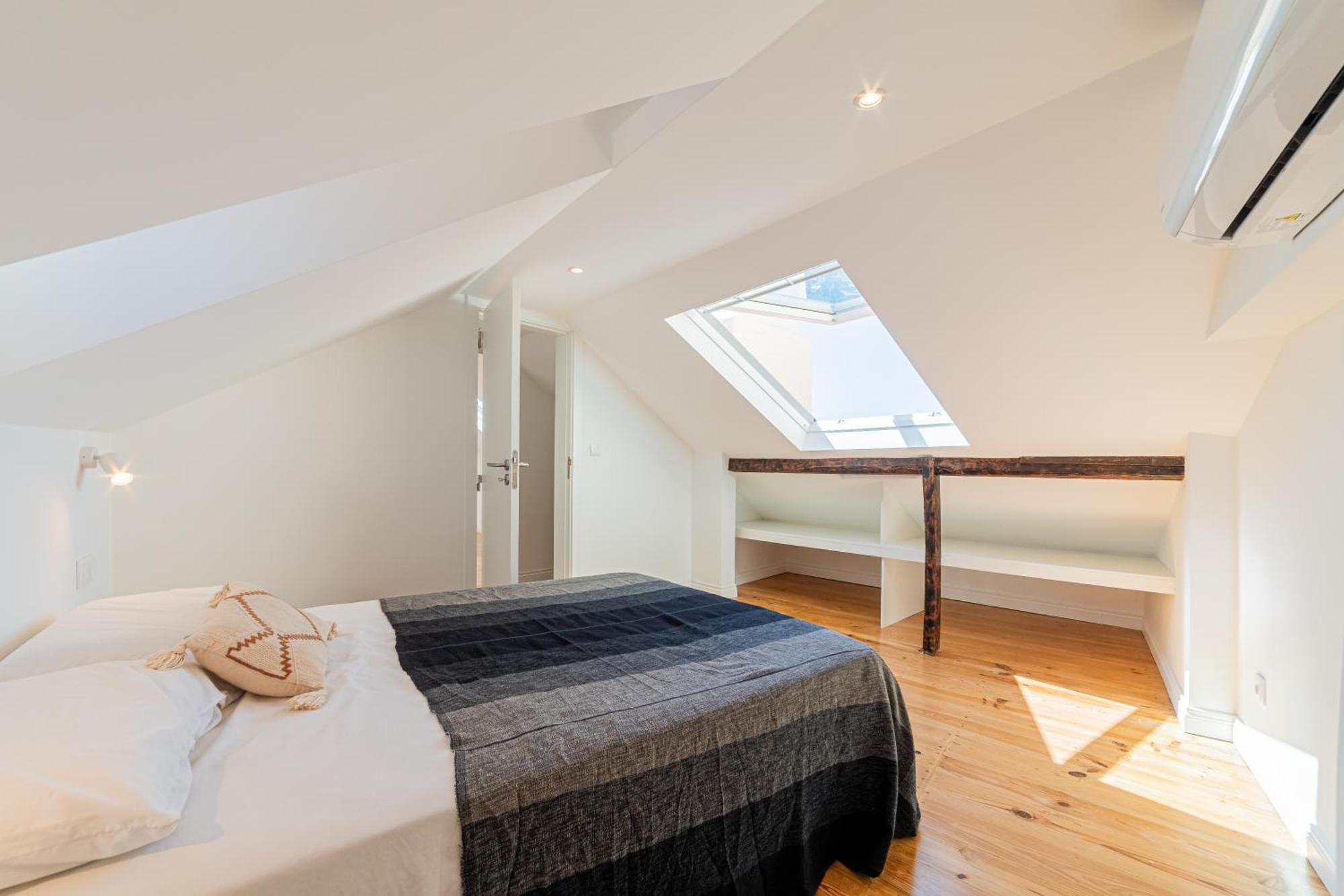 Elegant & Renovated 2 Bedrooms Duplex In The Historic Area Lisboa
